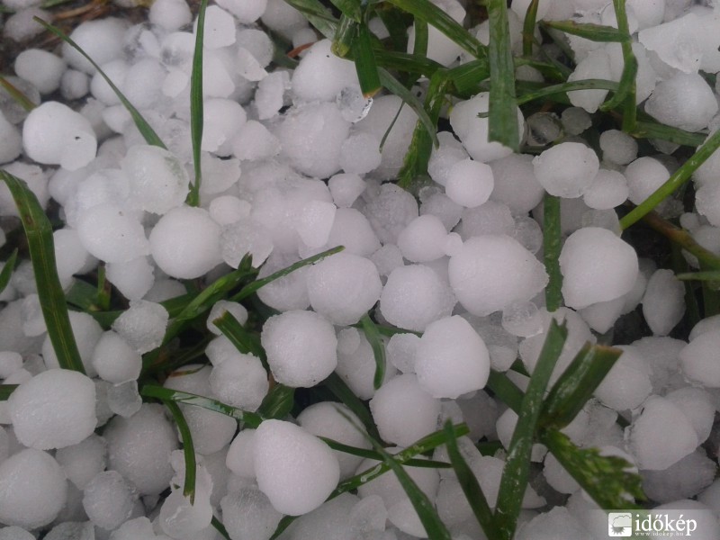 Illustration for article titled Mindeközben Békés megyében tombolnak a tornádók