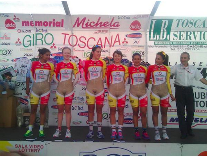 Nem fogod elhinni: tényleg ez a kolumbiai női bringások új meze (18+)