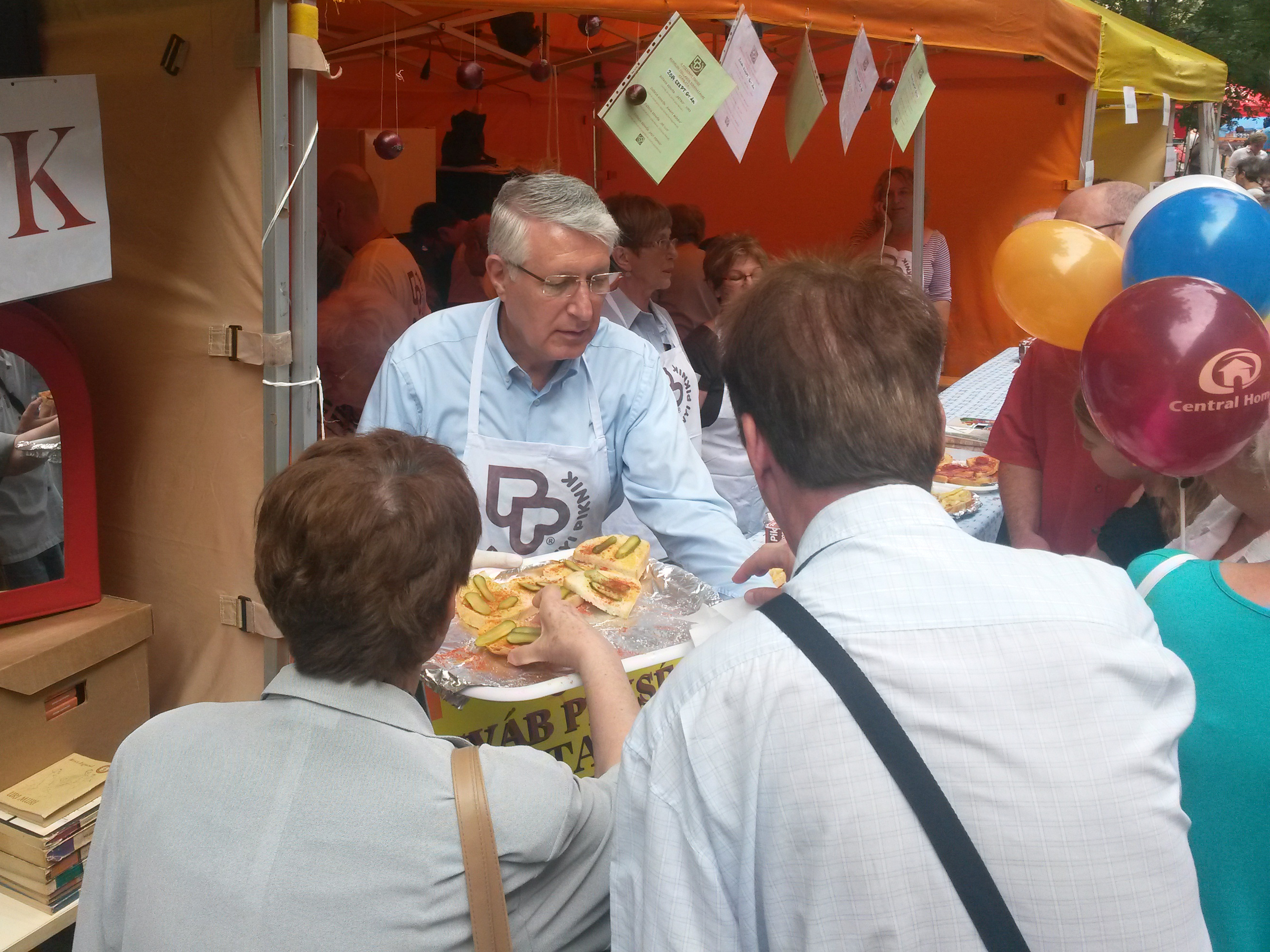 Falus Ferenc zsíros kenyeret osztogat