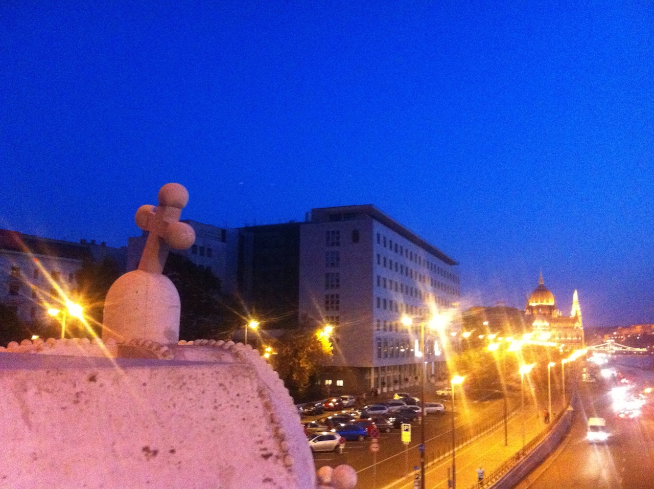 Illustration for article titled Arany János versét faragták titokban a Margit-hídra