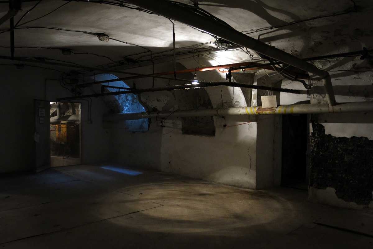 Illustration for article titled Ebbe az Andrássy úti bérpalotába költözik a Cink