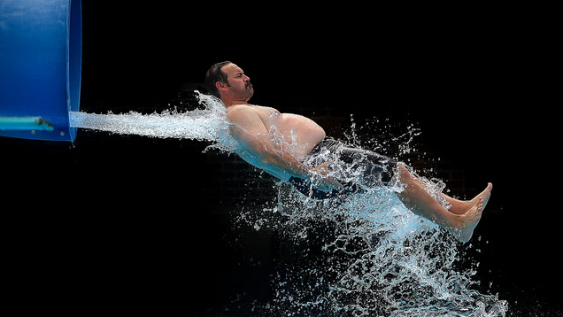 Csodálatos képsorozat csúszdából előrobbanó emberekről