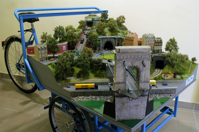 Illustration for article titled Triciklire szerelt terepasztal járja Budapestet