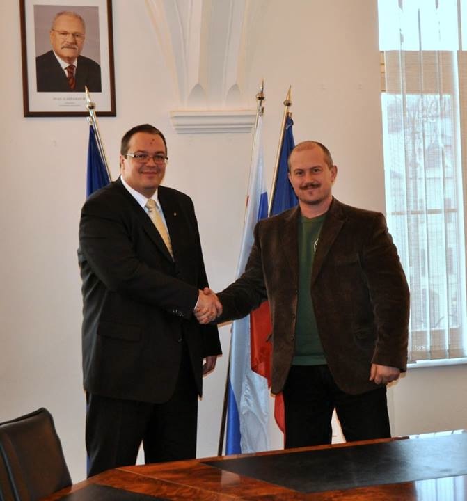 Híres rasszista szélsőségessel pózolt a magyar nagykövet