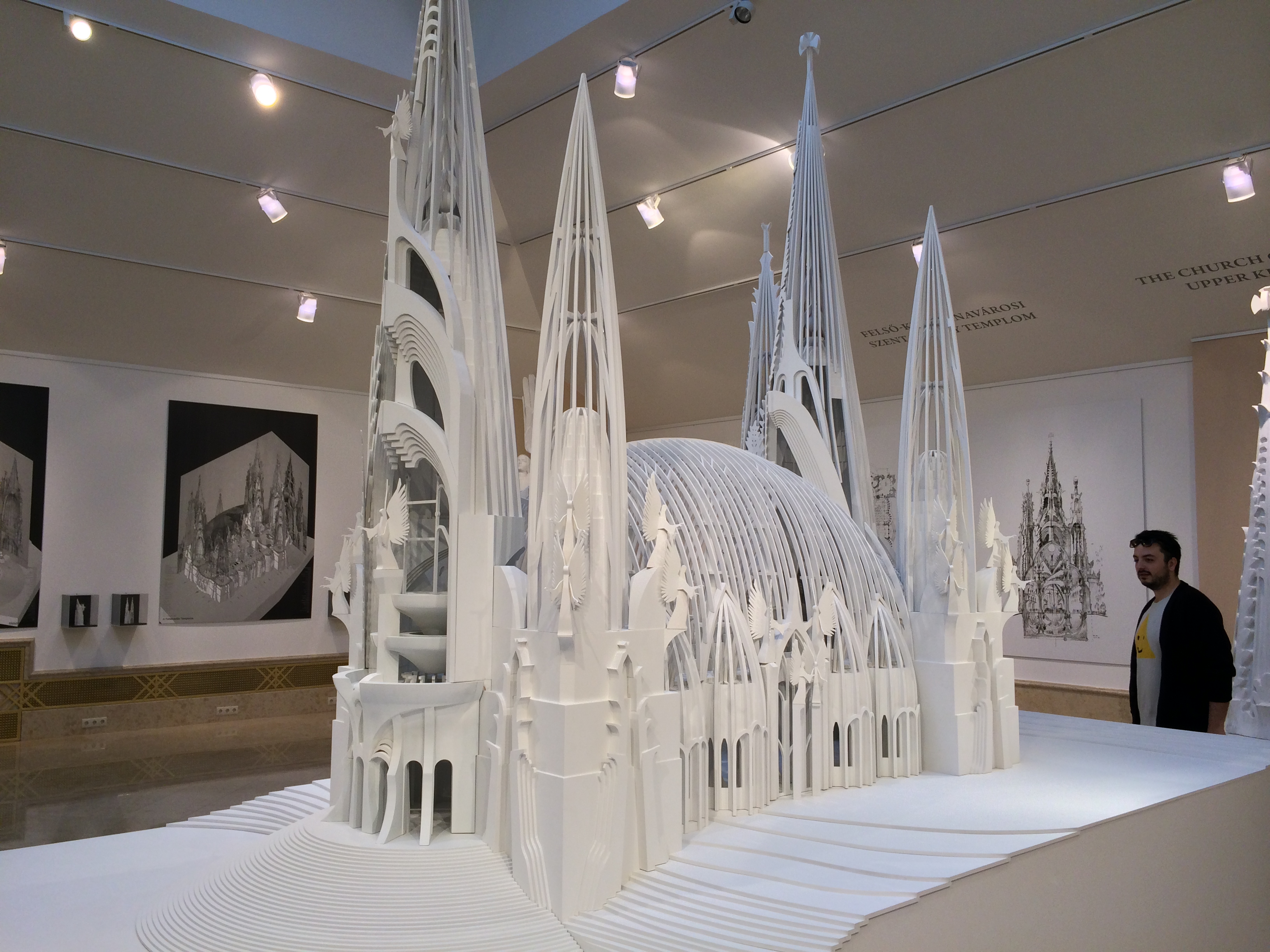 Illustration for article titled Pinaasztal mögött szivarozhat Fekete György az Aranykalickában