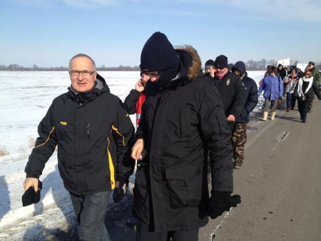 Illustration for article titled Durva képek versenye: az éhező Simon Gábor a polgári Rolls Royce ellen