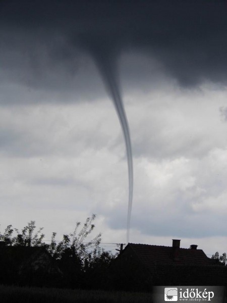 Mindeközben Békés megyében tombolnak a tornádók