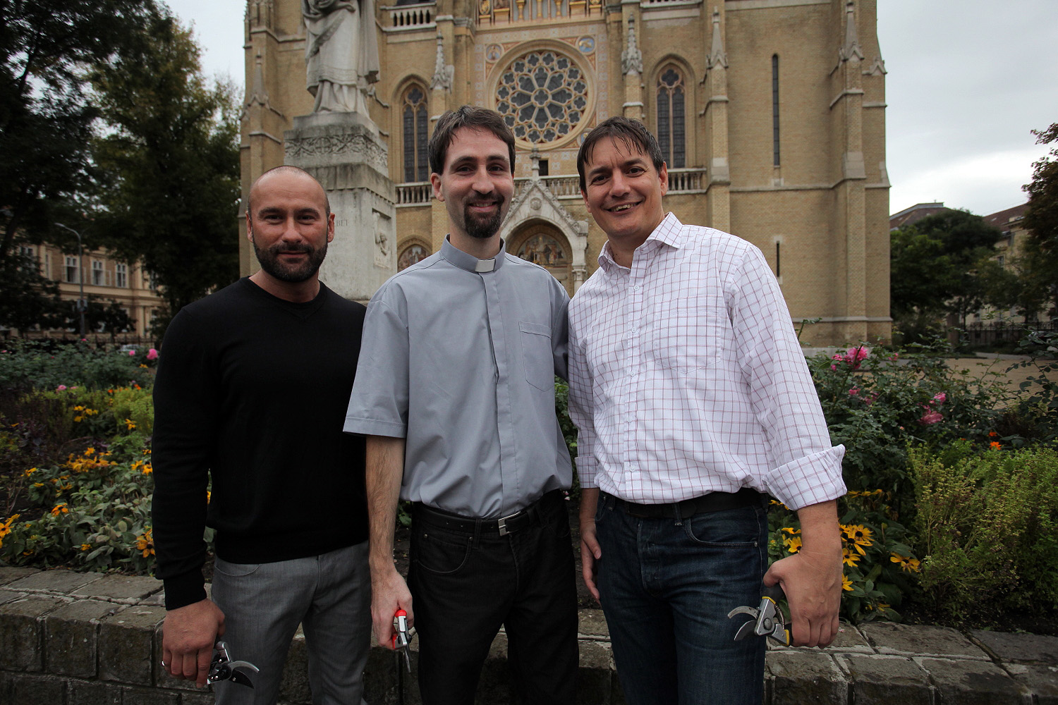 Illustration for article titled Direktben kampányol egy pap az erzsébetvárosi Fidesznek