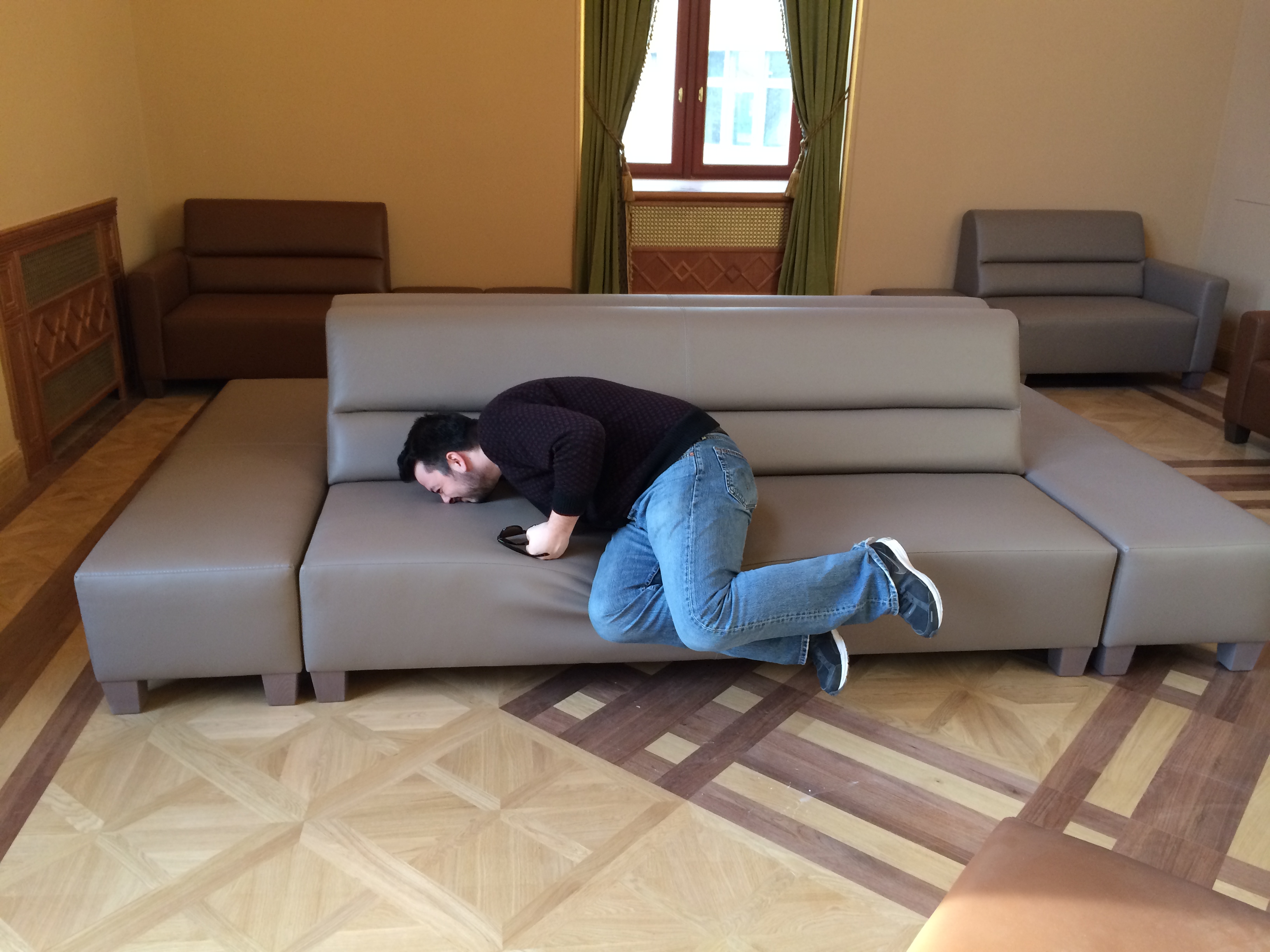 Illustration for article titled Pinaasztal mögött szivarozhat Fekete György az Aranykalickában