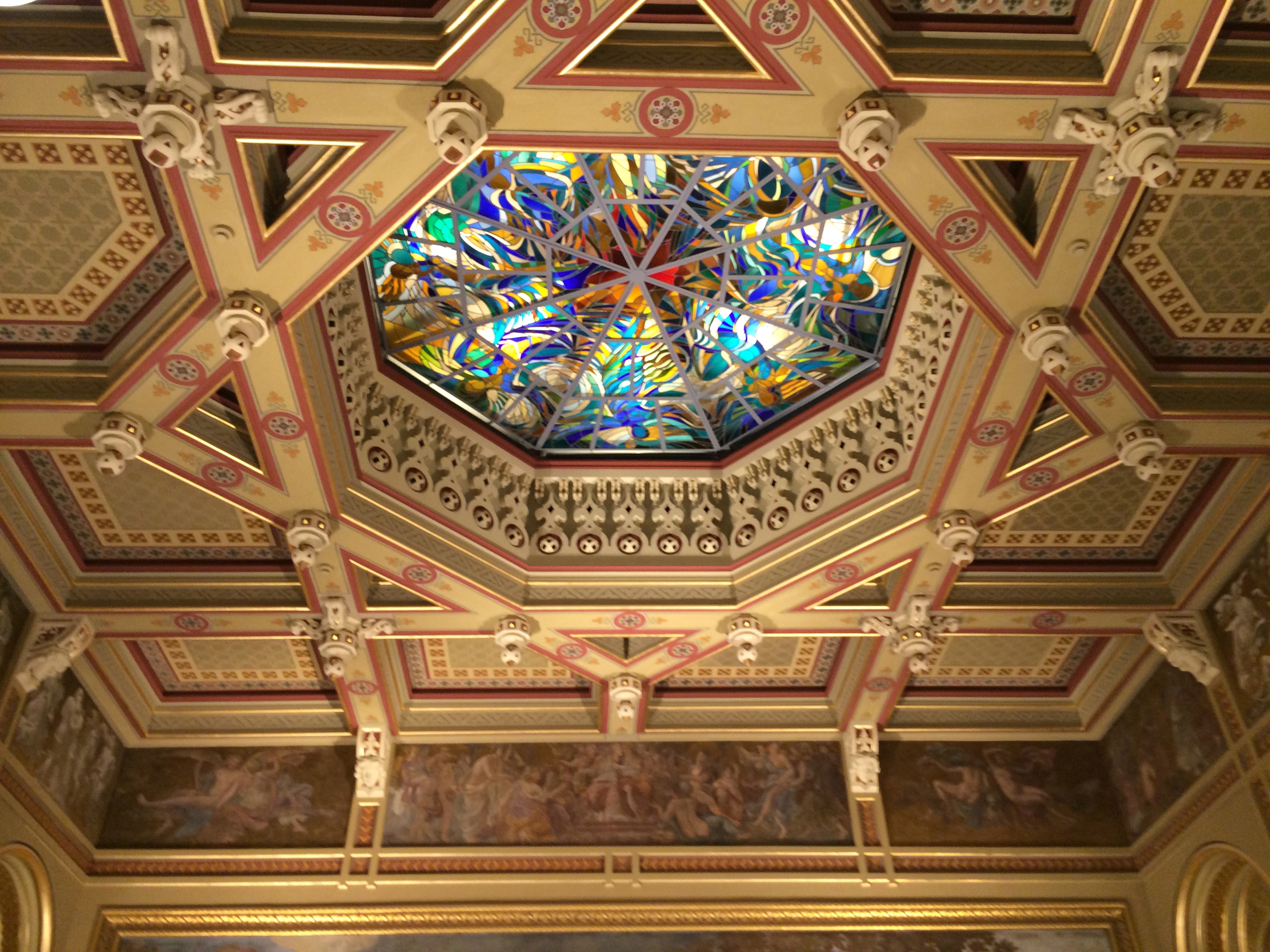 Illustration for article titled Pinaasztal mögött szivarozhat Fekete György az Aranykalickában