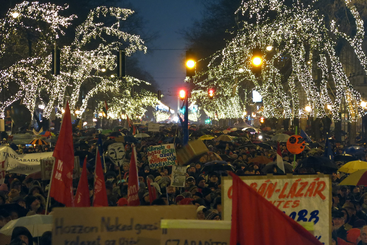 Illustration for article titled Valami nagy baj van – képeink a péntek esti tüntetésről