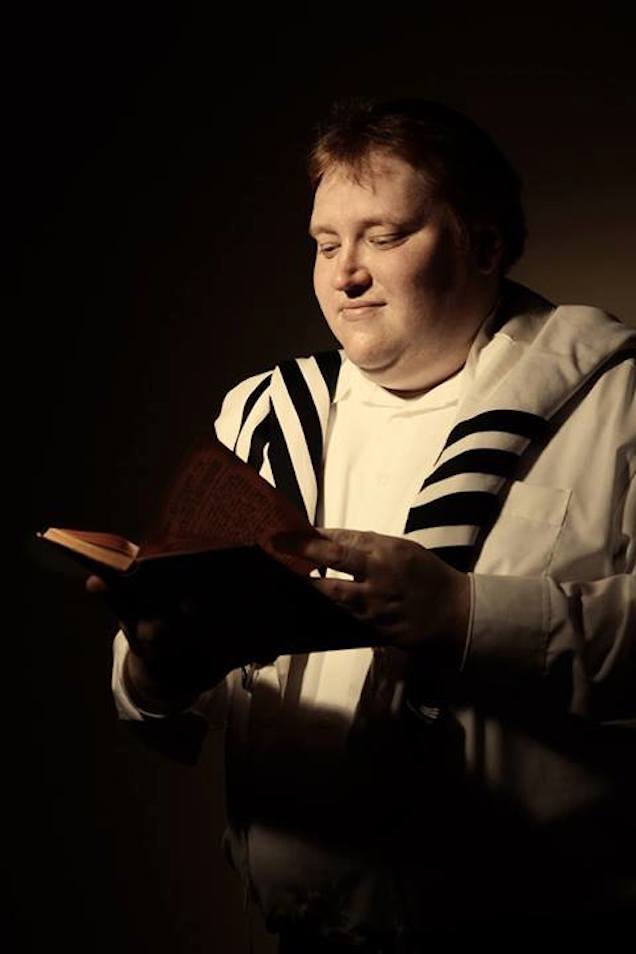 Transzvesztita és katolikus kántor volt a zsidó hitközség ügyvezetője?