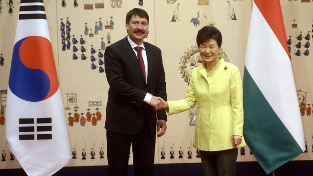 Milyen jó dolga van ma Áder Jánosnak