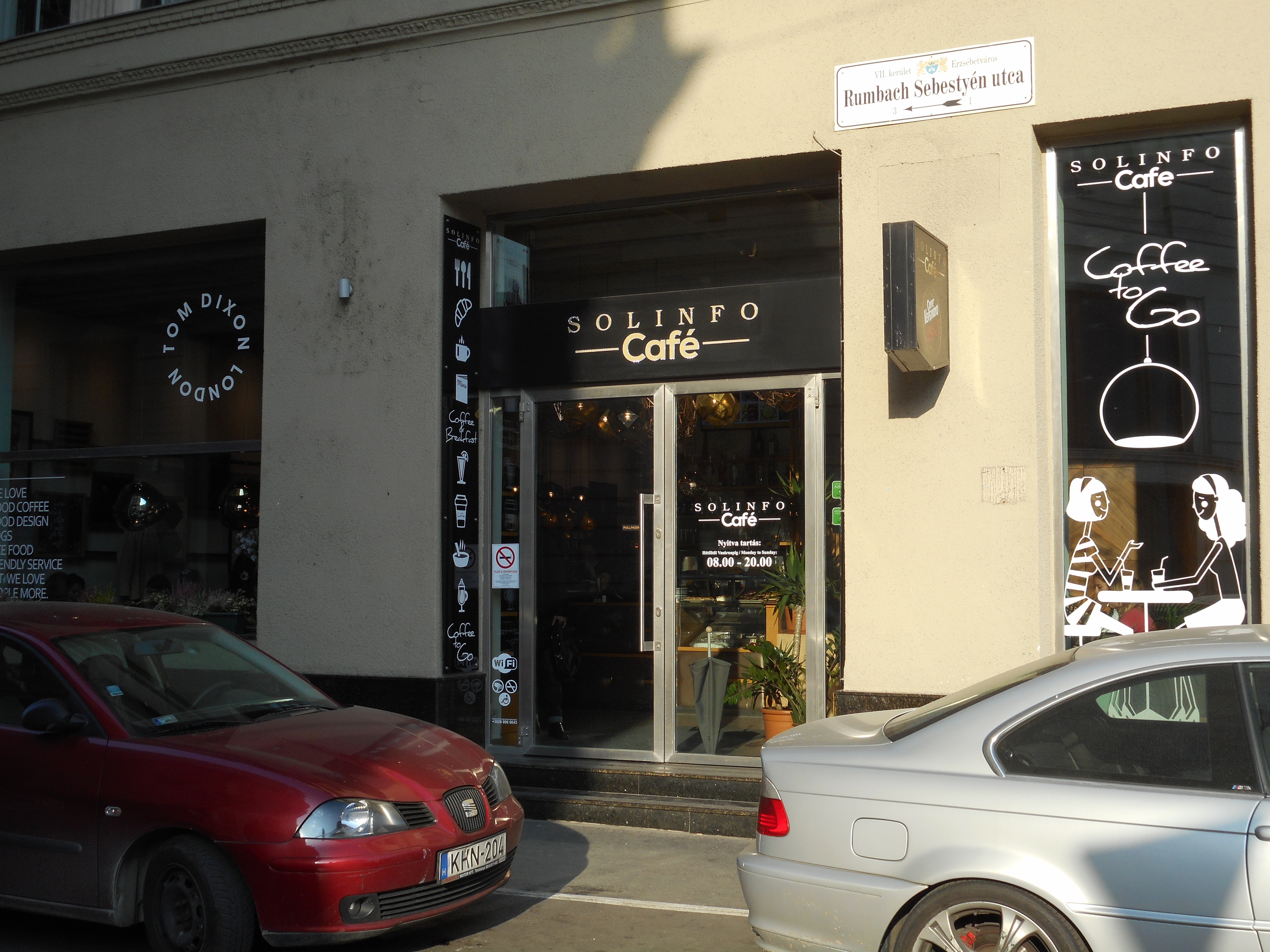 Mit rendel a kedves vendég? Capuccinót, vagy csillárt?