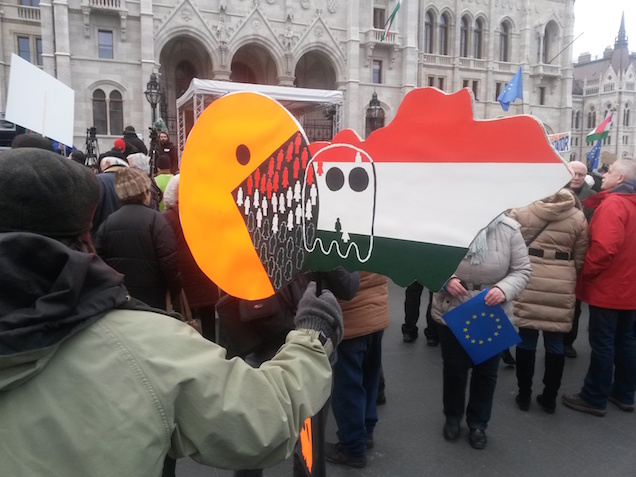 Most elő a lapos üveggel, most valami durva jön