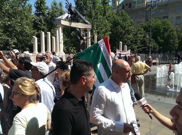 Illustration for article titled Most pedig mutatunk nektek egy csomó politikust a Szabadság térről