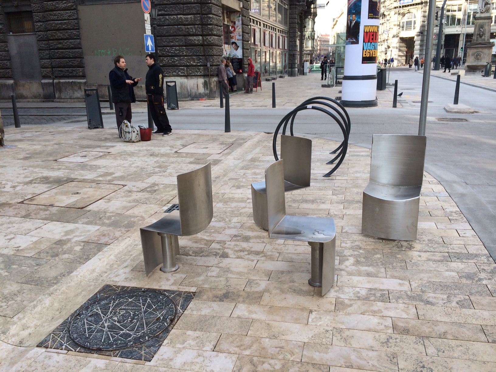 Illustration for article titled Az autós- és térkőmaffia tönkrevágta a Ferenciek terét