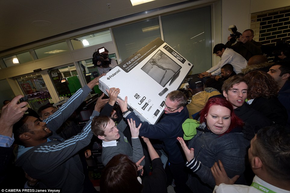 Illustration for article titled Már itt is vannak az első kegyetlen képek a mai fekete péntekről