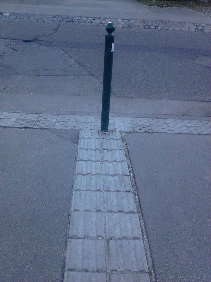 Beépítettek egy oszlopot a vakok vezetősávjának közepébe