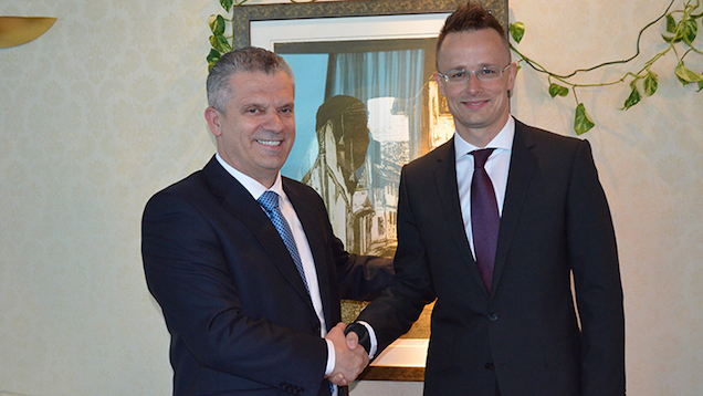 Illustration for article titled Szijjártó Péter mégiscsak lila