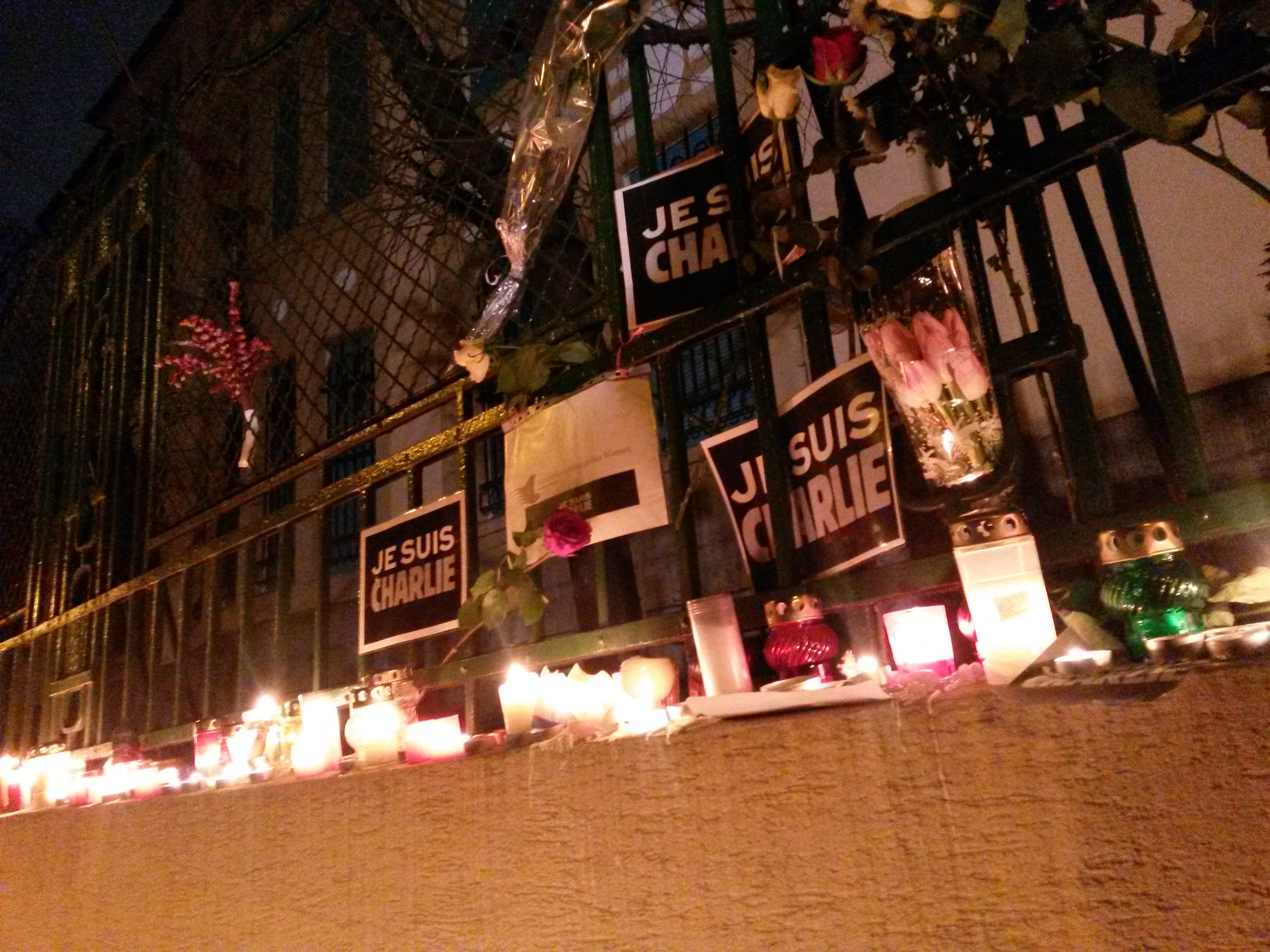 Illustration for article titled Mécsesek a francia nagykövetség előtt