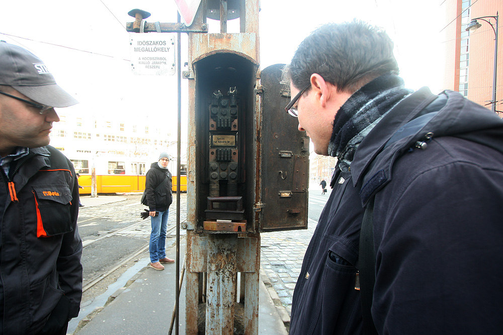 Illustration for article titled Ősöreg halálfej mered a trolizókra az Orczy téren