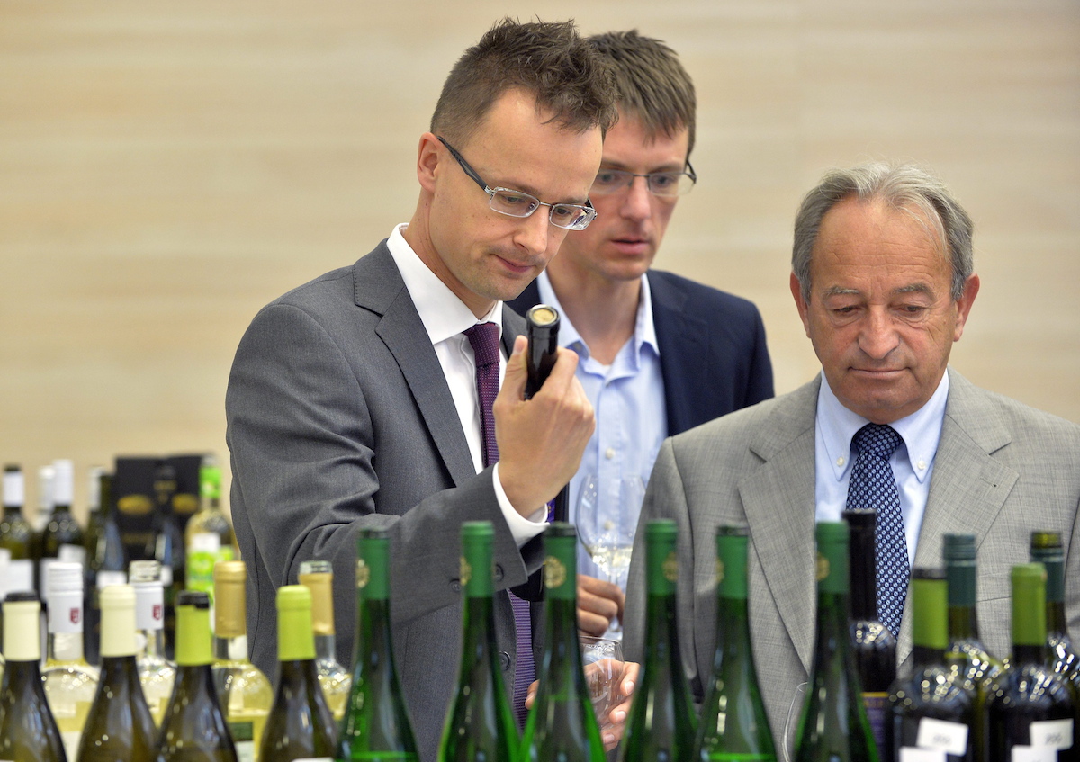 Szijjártó Péter magyar borokat tekint meg