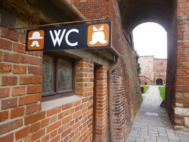 A nők bajusza sokkal nagyobb, mint a férfiaké, és furcsa a kalapjuk