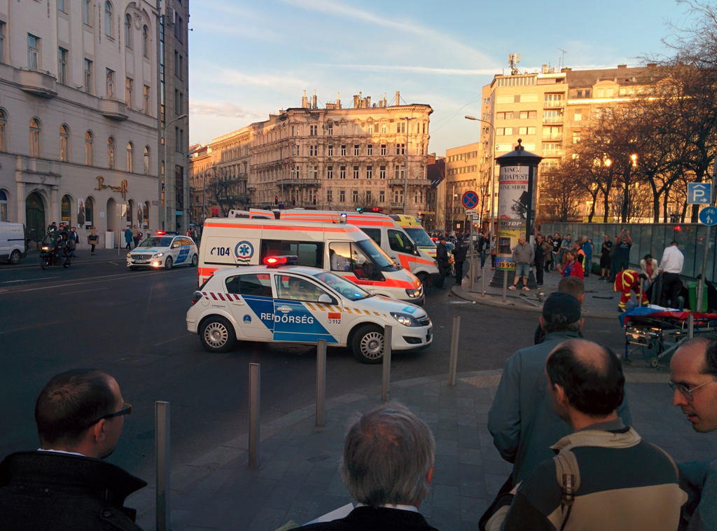 Illustration for article titled Nagyon durva baleset az Erzsébet térnél