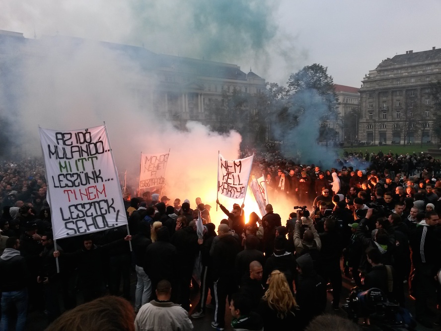 Takarodjon a politika a fociból!