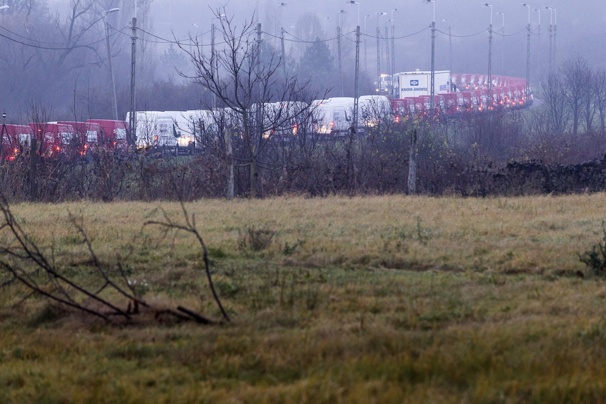 Ez itt egy félpályás útlezárás Budapesten