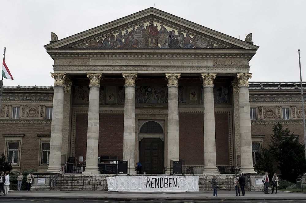 Molinóval tüntetnek a Műcsarnok új vezetése ellen