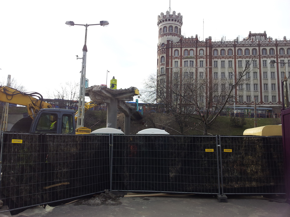 Ennyi maradt a gyalogoshídból a Moszkván