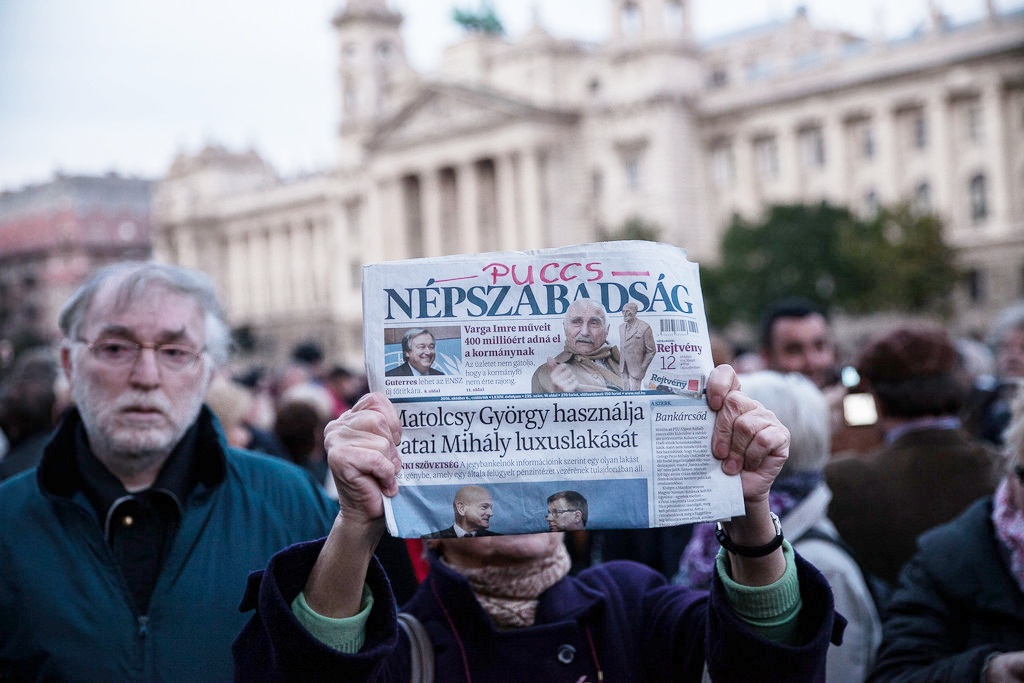 Illustration for article titled Olvas itt még valaki nyomtatott sajtót? Frissítve a Figyelő megvásárlásával!