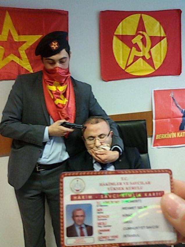 Illustration for article titled Ez nem színdarab, ez éppen most történik Isztambulban