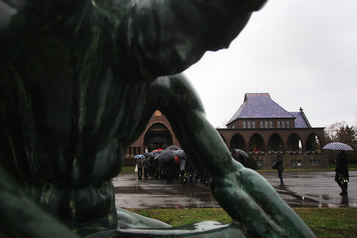 Illustration for article titled Elég egy szálat elszakítani – ma temették Borbély Szilárdot