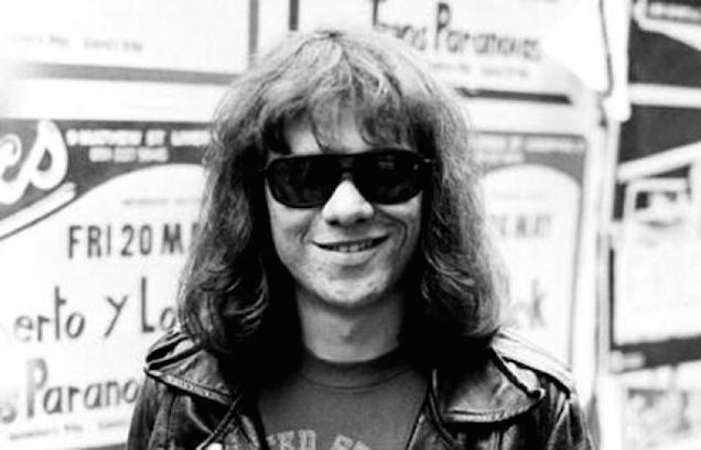A Tommy Ramone-emléktáblát vizes ronggyal eltüntették, szobor még lehet!