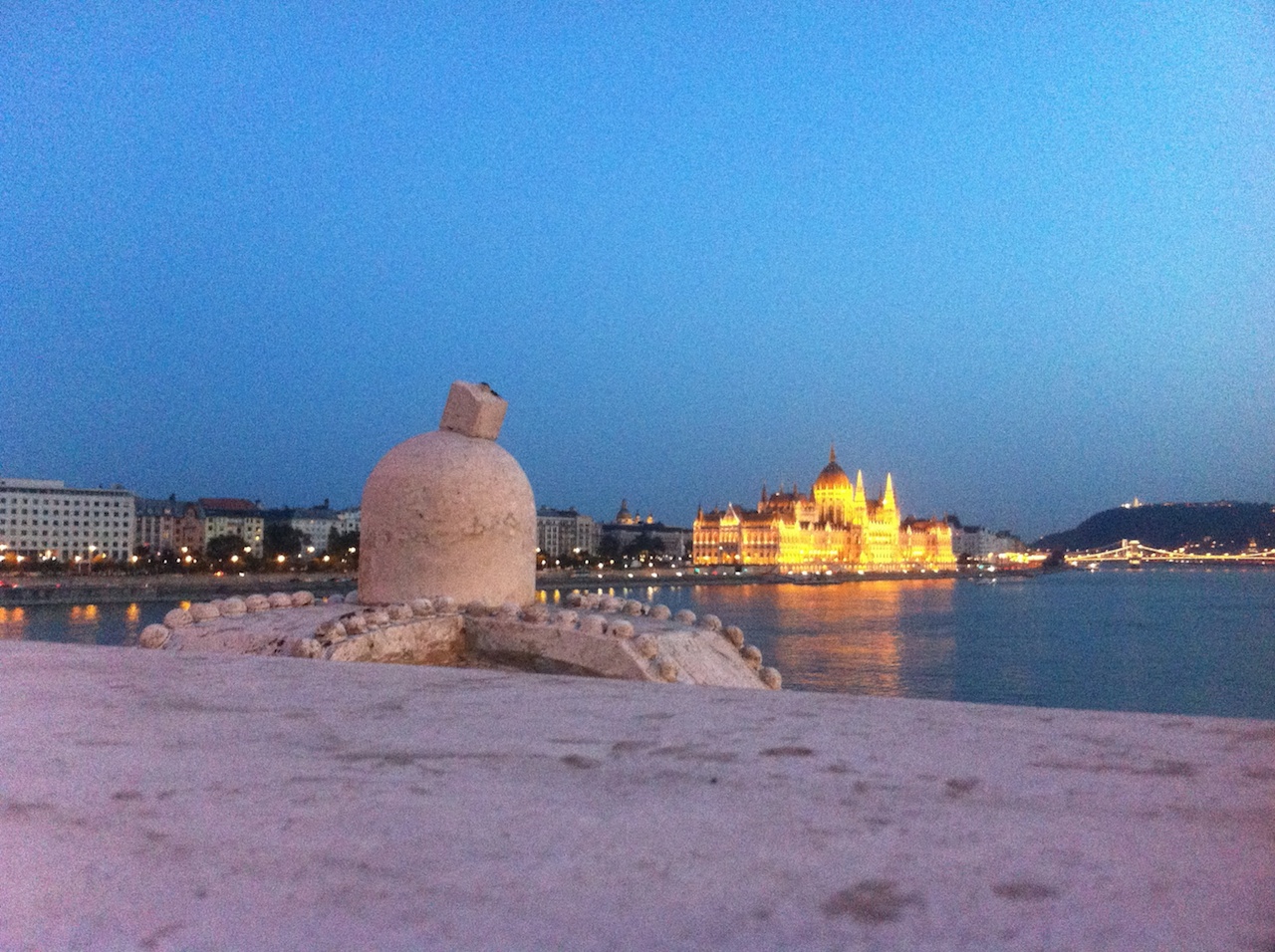 Illustration for article titled Arany János versét faragták titokban a Margit-hídra