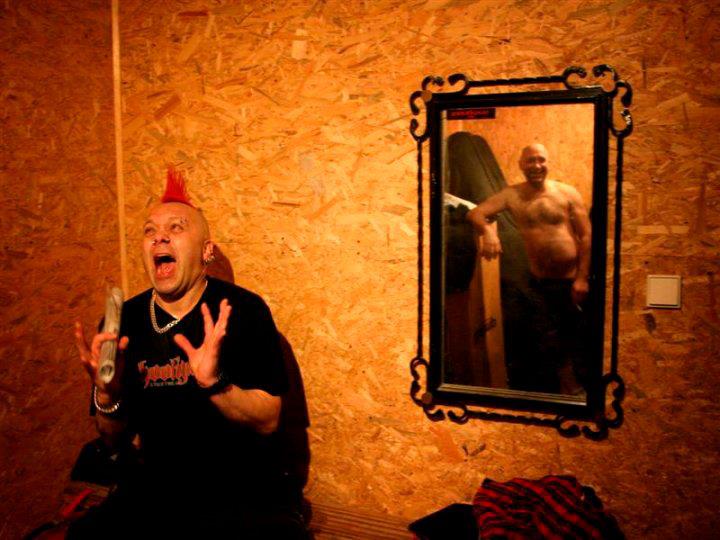 Koncert közben kapott szívinfarktust a The Exploited énekese