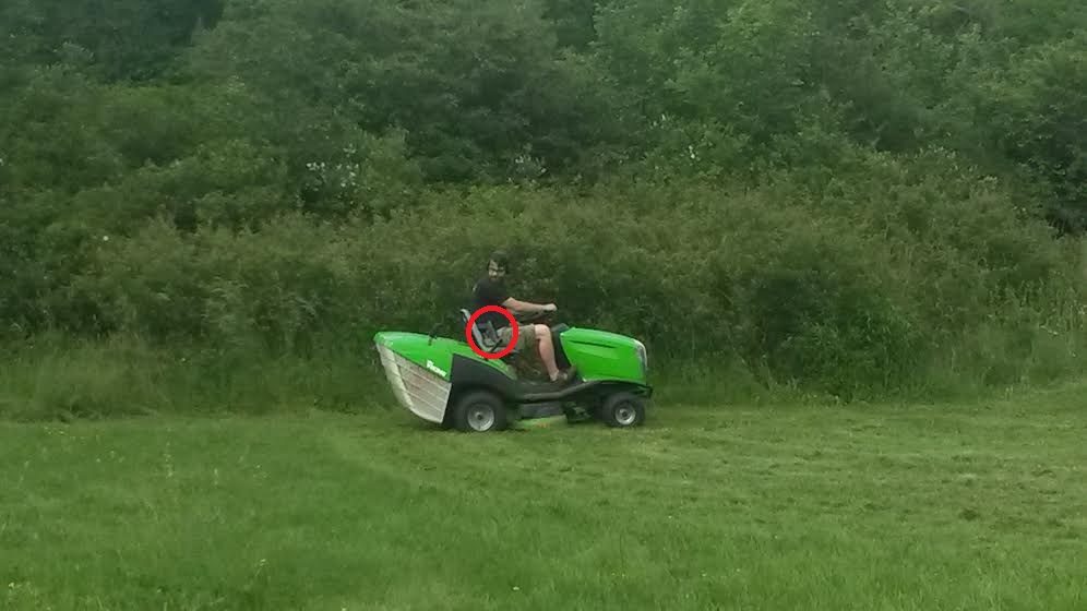 Viszonylag kevesen nyírnak pisztollyal füvet. Árpi is inkább traktorral teszi ezt.