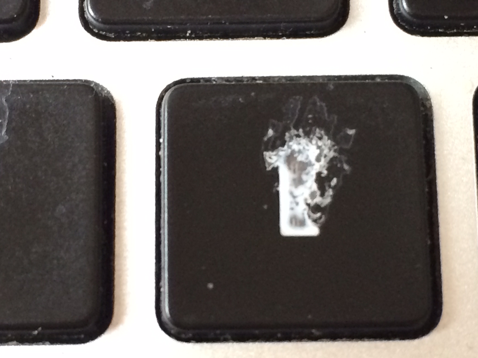 Illustration for article titled Kipukkadt a Macbook-lufi, egy év alatt szétvertem a drága gépet