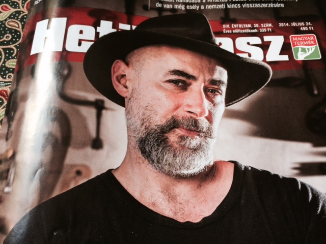 A kormány seggéből kikandikálva kiabál egy tehetségtelen alak