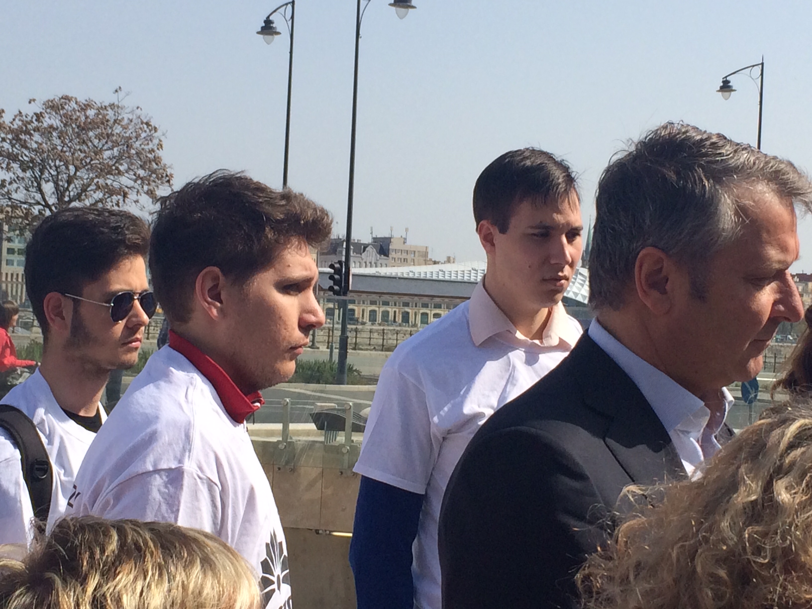 Illustration for article titled Tarlós fejben összeomlott, Orbán megúszta az óriáscsöcsű provokátort