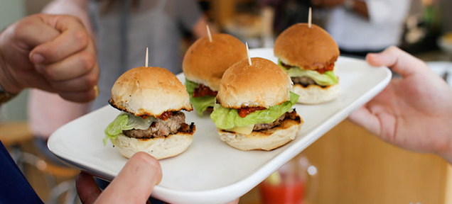 Emberhúsízű hamburgert készítettek – de nyugi, nem abból van!