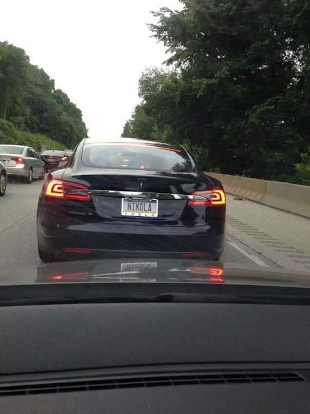 Ez itt nyilván a legmenőbb Tesla-rendszám a világon