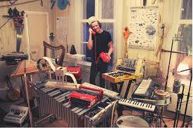 Illustration for article titled 2000 üveggolyóval működik a svéd muzsikus zenegépe.