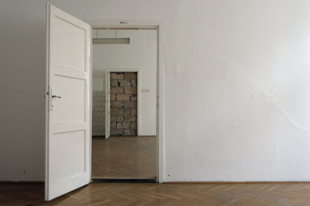 Illustration for article titled Ebbe az Andrássy úti bérpalotába költözik a Cink