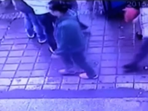 Megnyílt a föld és elnyelte a buszra várókat