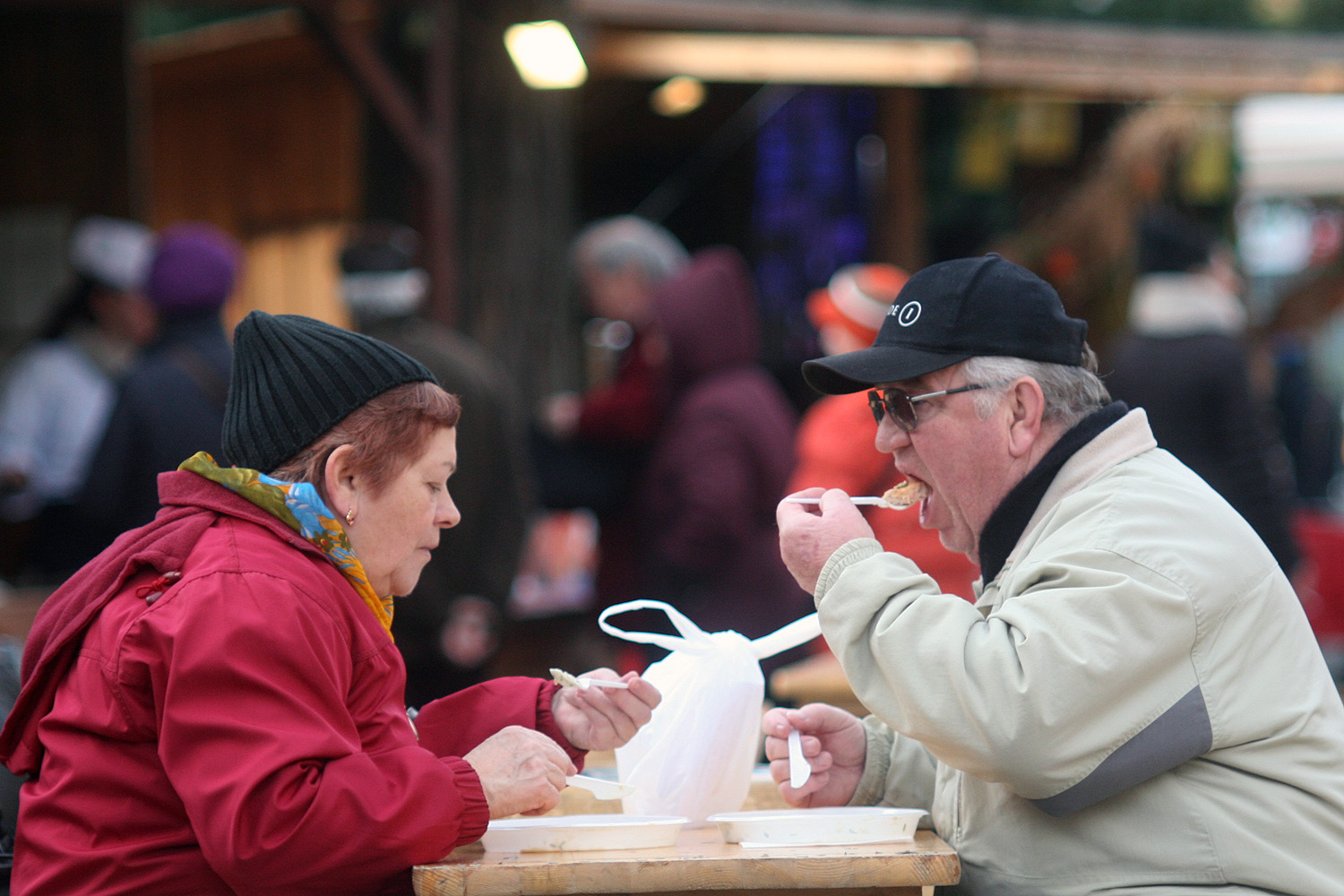 Illustration for article titled Egy ember 22 ezerért vett egy homárt, és befalta hidegen, műanyag tányérról