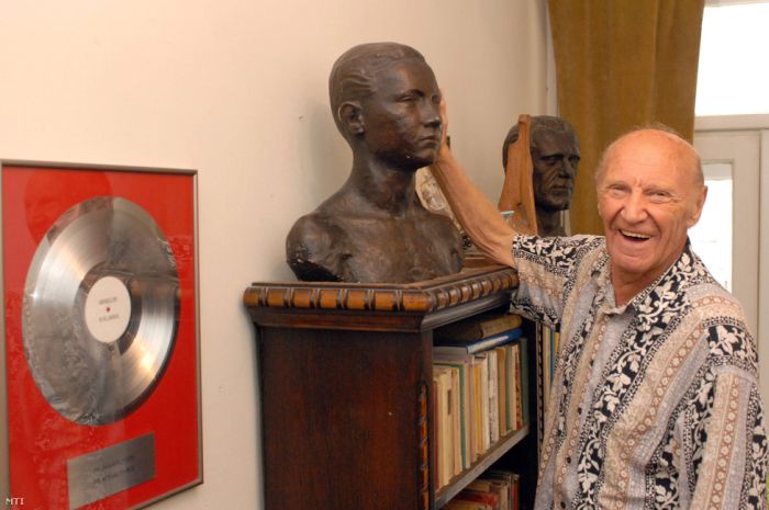 Illustration for article titled Viharként tombol már a messzi távol.......